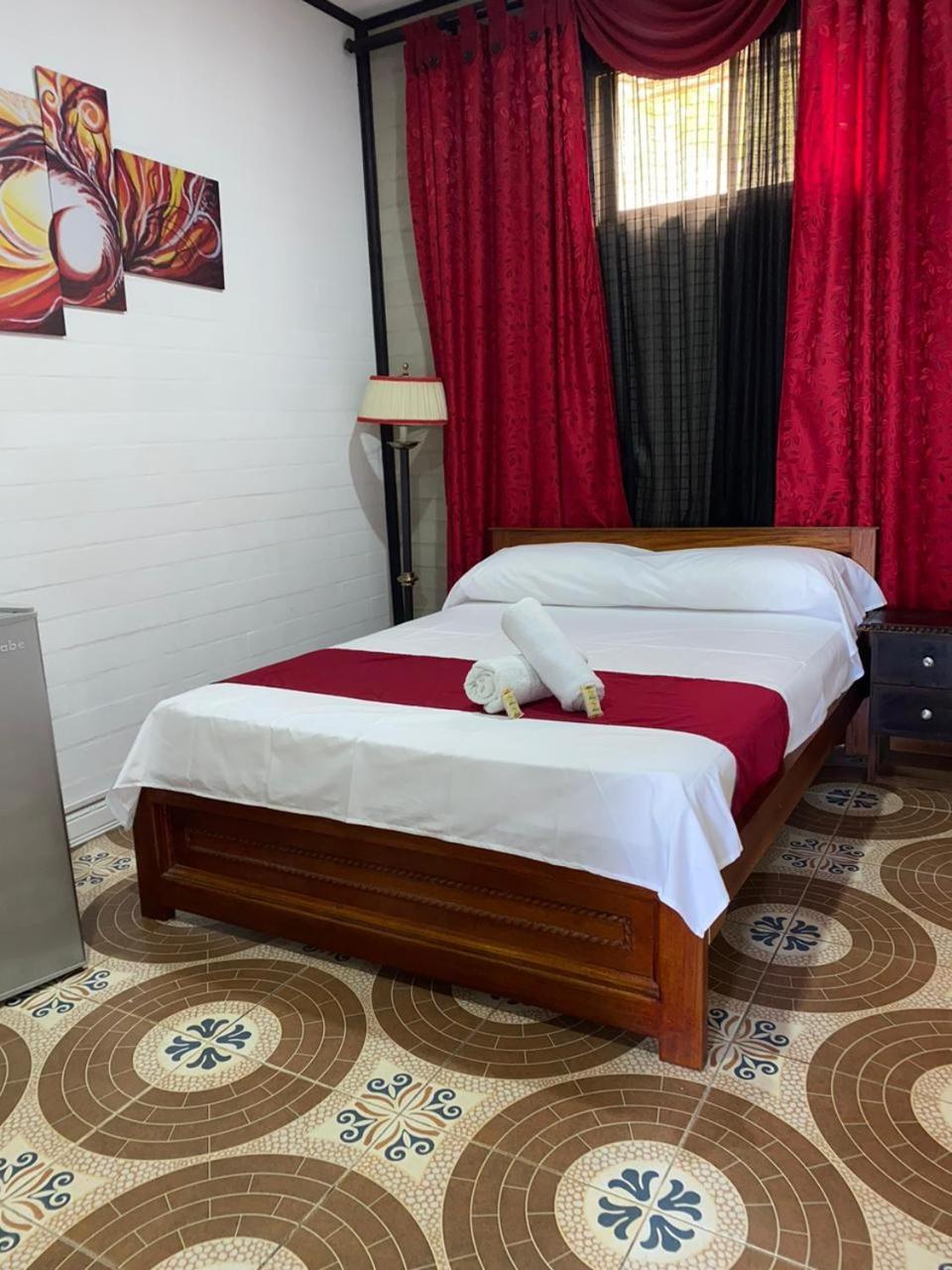 Hollywood Paradise Hotel Ριονέγρο Εξωτερικό φωτογραφία